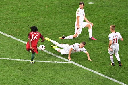 Portugal's midfielder Renato Sanches (L) kicks the ball and scores during the Euro 2016 quarter-final football match between Poland and Portugal at the Stade Velodrome in Marseille on June 30, 2016. / AFP / BORIS HORVAT (Photo credit should read BORIS HORVAT/AFP/Getty Images)