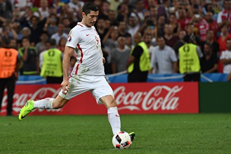 Poland's forward Robert Lewandowski shoots and scores in a penalty shoot-out during the Euro 2016 quarter-final football match between Poland and Portugal at the Stade Velodrome in Marseille on June 30, 2016. / AFP / ANNE-CHRISTINE POUJOULAT (Photo credit should read ANNE-CHRISTINE POUJOULAT/AFP/Getty Images)