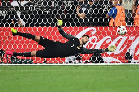 TOPSHOT - Portugal's goalkeeper Rui Patricio stops a shot in a penalty shoot-out during the Euro 2016 quarter-final football match between Poland and Portugal at the Stade Velodrome in Marseille on June 30, 2016. / AFP / BERTRAND LANGLOIS (Photo credit should read BERTRAND LANGLOIS/AFP/Getty Images)