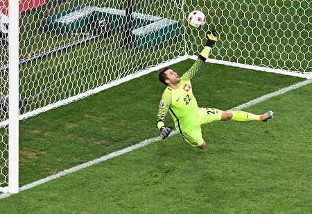 Poland's goalkeeper Lukasz Fabianski dives for the ball during a penalty shoot-out of the Euro 2016 quarter-final football match between Poland and Portugal at the Stade Velodrome in Marseille on June 30, 2016. / AFP / BORIS HORVAT (Photo credit should read BORIS HORVAT/AFP/Getty Images)
