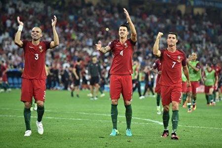 (From L) Portugal's defender Pepe, Portugal's defender Fonte and Portugal's forward Cristiano Ronaldo celebrate after winning the Euro 2016 quarter-final football match between Poland and Portugal at the Stade Velodrome in Marseille on June 30, 2016. / AFP / BERTRAND LANGLOIS (Photo credit should read BERTRAND LANGLOIS/AFP/Getty Images)