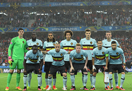 LILLE, FRANCE - JULY 01: Belgium players line up for the team photos prior to the UEFA EURO 2016 quarter final match between Wales and Belgium at Stade Pierre-Mauroy on July 1, 2016 in Lille, France. (Photo by Matthias Hangst/Getty Images)