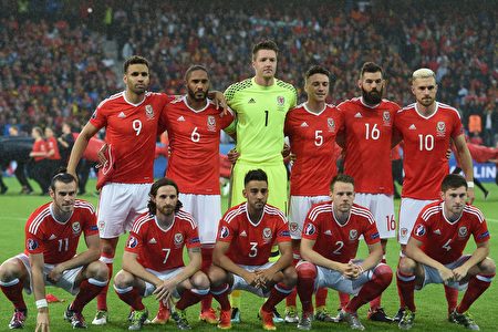 (LtoR) Wales' forward Gareth Bale, Wales' midfielder Joe Allen, Wales' defender Neil Taylor, Wales' defender Chris Gunter and Wales' defender Ben Davies and (back row, LtoR) Wales' forward Hal Robson-Kanu, Wales' defender Ashley Williams, Wales' goalkeeper Wayne Hennessey, Wales' defender James Chester, Wales' midfielder Joe Ledley and Wales' midfielder Aaron Ramsey pose for a team photo ahead the Euro 2016 quarter-final football match between Wales and Belgium at the Pierre-Mauroy stadium in Villeneuve-d'Ascq near Lille, on July 1, 2016. / AFP / PAUL ELLIS (Photo credit should read PAUL ELLIS/AFP/Getty Images)