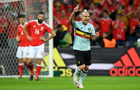 LILLE, FRANCE - JULY 01: Radja Nainggolan of Belgium celebrates scoring his team's first goal during the UEFA EURO 2016 quarter final match between Wales and Belgium at Stade Pierre-Mauroy on July 1, 2016 in Lille, France. (Photo by Matthias Hangst/Getty Images)