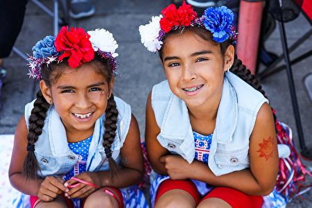 Xareny Ascencio, 7 and Xiclali Ascencio, 8, pose for a portrait while attending the 4th of July Parade, in Alameda, California on Monday, July 4, 2016. / AFP / GABRIELLE LURIE (Photo credit should read GABRIELLE LURIE/AFP/Getty Images)