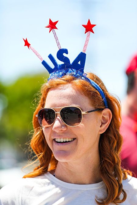 Maggie Amiano dons a USA headband while watching the 4th of July Parade, in Alameda, California on Monday, July 4, 2016. / AFP / GABRIELLE LURIE (Photo credit should read GABRIELLE LURIE/AFP/Getty Images)