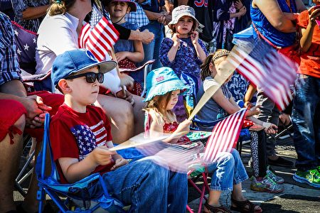 Children wave American flags ahead of the 4th of July Parade, in Alameda, California on Monday, July 4, 2016. / AFP / GABRIELLE LURIE (Photo credit should read GABRIELLE LURIE/AFP/Getty Images)