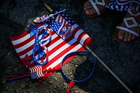 Holiday accessories sit on the ground during the 4th of July Parade, in Alameda, California on Monday, July 4, 2016. / AFP / GABRIELLE LURIE (Photo credit should read GABRIELLE LURIE/AFP/Getty Images)