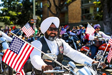 A Sikh man rides on a motorcycle with the "Sikh Riders of America" group during the 4th of July Parade in Alameda, California on Monday, July 4, 2016. / AFP / GABRIELLE LURIE (Photo credit should read GABRIELLE LURIE/AFP/Getty Images)