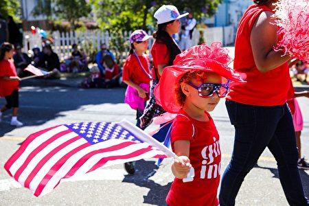 Preston Chilcott, 6, waves an American flag during the 4th of July Parade in Alameda, California on Monday, July 4, 2016. / AFP / GABRIELLE LURIE (Photo credit should read GABRIELLE LURIE/AFP/Getty Images)