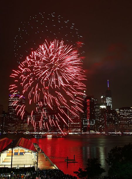 The annual Macy's 4th of July fireworks burst above the Manhattan skyline in New York on July 4, 2016. / AFP / KENA BETANCUR (Photo credit should read KENA BETANCUR/AFP/Getty Images)