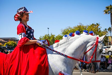 A woman rides a decorated horse during the 4th of July Parade in Alameda, California on Monday, July 4, 2016. / AFP / GABRIELLE LURIE (Photo credit should read GABRIELLE LURIE/AFP/Getty Images)