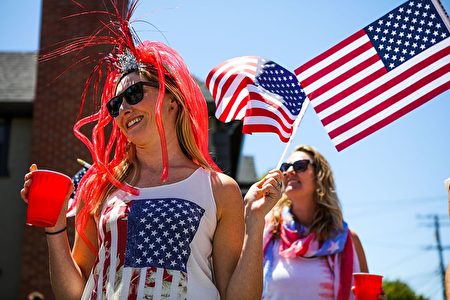Liz Laroche (L) watches the 4th of July Parade from the sidewalk in Alameda, California on Monday, July 4, 2016. / AFP / GABRIELLE LURIE (Photo credit should read GABRIELLE LURIE/AFP/Getty Images)