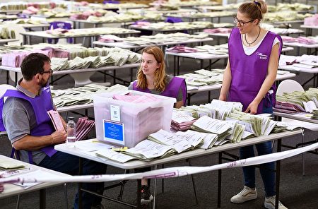 CORRECTION - Temporary Australian Electoral Commission workers sort through absentee ballot papers in Sydney on July 5, 2016. Australian leader Malcolm Turnbull took full responsibility on July 5 for a disastrous election campaign which has left his government in doubt, but said he would not resign. The final result from July 2 polls is still unclear, but Turnbull's conservative coalition has lost its comfortable majority in Canberra's 150-seat House of Representatives. / AFP / WILLIAM WEST / The erroneous mention[s] appearing in the metadata of this photo by WILLIAM WEST has been modified in AFP systems in the following manner: [sort through absentee ballot papers] instead of [count votes]. Please immediately remove the erroneous mention[s] from all your online services and delete it (them) from your servers. If you have been authorized by AFP to distribute it (them) to third parties, please ensure that the same actions are carried out by them. Failure to promptly comply with these instructions will entail liability on your part for any continued or post notification usage. Therefore we thank you very much for all your attention and prompt action. We are sorry for the inconvenience this notification may cause and remain at your disposal for any further information you may require. (Photo credit should read WILLIAM WEST/AFP/Getty Images)