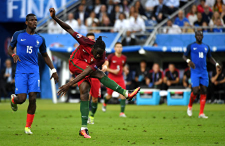 PARIS, FRANCE - JULY 10: Eder of Portugal scores the opening goal during the UEFA EURO 2016 Final match between Portugal and France at Stade de France on July 10, 2016 in Paris, France. (Photo by Mike Hewitt/Getty Images)