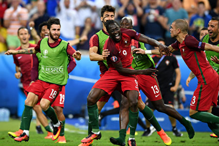 PARIS, FRANCE - JULY 10: Eder (C) of Portugal celebrates scoring the opening goal with his team mates during the UEFA EURO 2016 Final match between Portugal and France at Stade de France on July 10, 2016 in Paris, France. (Photo by Michael Regan/Getty Images)
