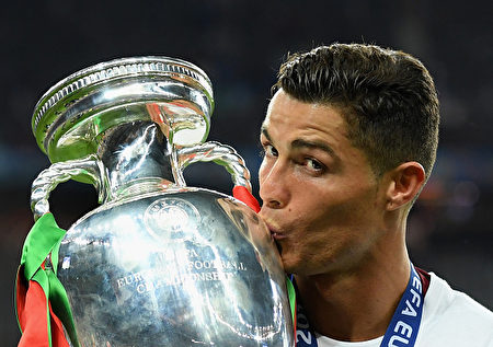 7月10日，葡萄牙隊隊長C羅（Cristiano Ronaldo）首次捧起德勞內獎盃。 (Matthias Hangst/Getty Images)