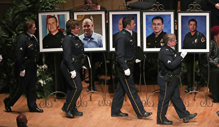 7月12日，紀念5名殉職警察追思會在達拉斯舉行。(Tom Pennington/Getty Images)