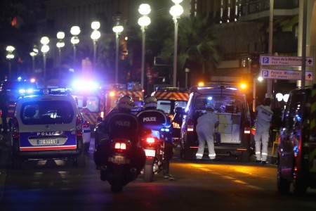 星期四（7月14日）法国国庆日，一辆大货车在法国南部城市尼斯冲向人群，造成至少73人死亡。货车司机已被击毙。(VALERY HACHE/AFP/Getty Images)