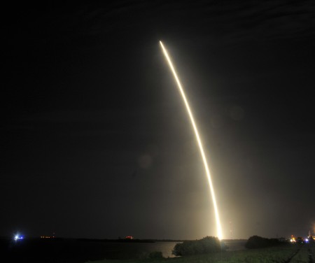 週一凌晨，馬斯克旗下的太空探索科技公司SpaceX發射了滿載國際空間站物資的獵鷹9號火箭，並第二次陸上回收火箭成功。(BRUCE WEAVER/AFP/Getty Images)