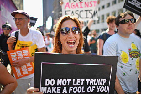 7月19日在共和党大会场外，反对川普竞选的人群。( Jeff J Mitchell/Getty Images)