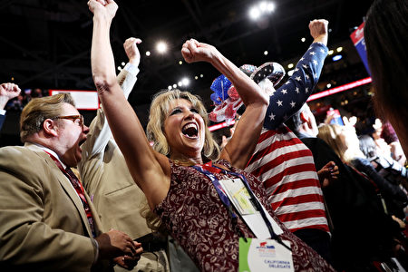 7月19日共和党大会现场，代表们对川普获得提名票数而欢呼。( John Moore/Getty Images)
