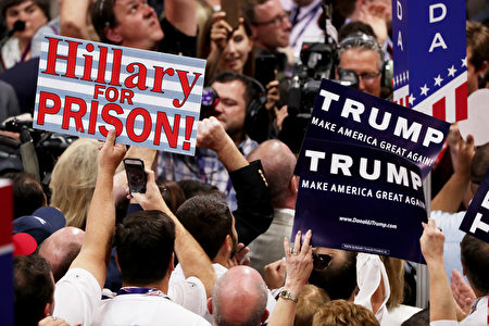 7月19日共和党大会场内，代表手举标牌，上面写道——“支持川普竞选”或“把希拉里送进监狱”等。 (Alex Wong/Getty Images)