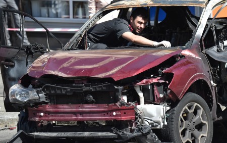7月20日，驾驶的汽车被放置炸弹，他当场死亡。 (SERGEI SUPINSKY/AFP/Getty Images)