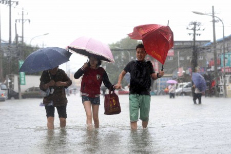 7月20日北京暴雨。图为北京行人。(STR/AFP/Getty Images) 