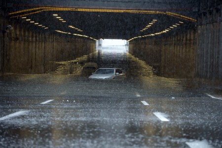 7月20日，北京的一辆汽车被洪水淹没。(STR/AFP/Getty Images)
