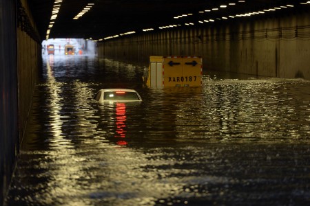 7月20日北京暴雨。图为汽车被洪水淹没。(STR/AFP/Getty Images) 
