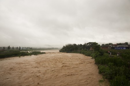 7月19日洪水奔过河南的村庄。( Lintao Zhang/Getty Images)