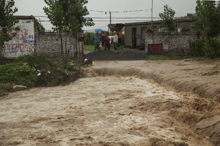 7月19日洪水奔过河南的村庄。( Lintao Zhang/Getty Images)