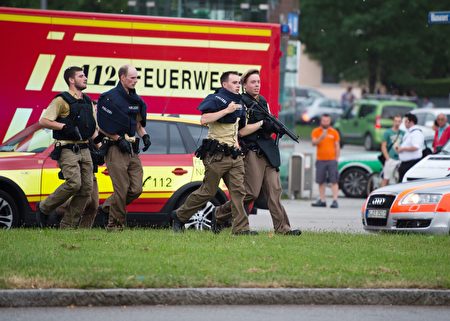 7月22日，慕尼黑购物中心传来枪声。(MATTHIAS BALK/AFP/Getty Images)
