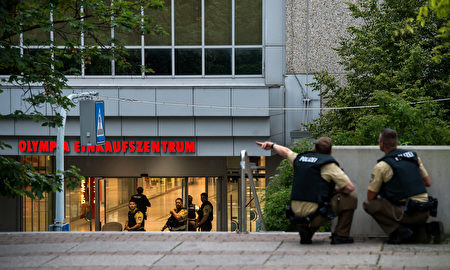 购物中心外的警察。 ( Joerg Koch/Getty Images)