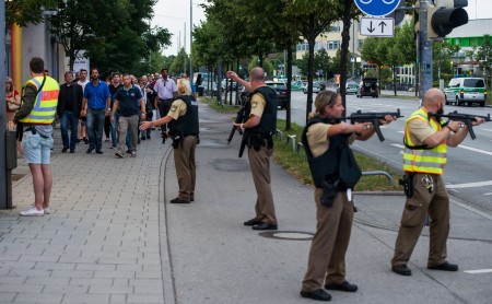 警方保护着人们撤出购物中心。 (Joerg Koch/Getty Images)