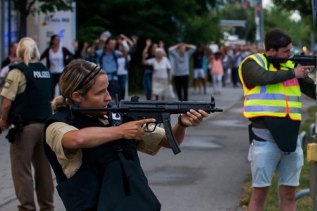 7月22日，德國慕尼黑驚傳槍擊，已知有多人中槍身亡。圖為警方持槍護送民眾撤離。（Joerg Koch/Getty Images）