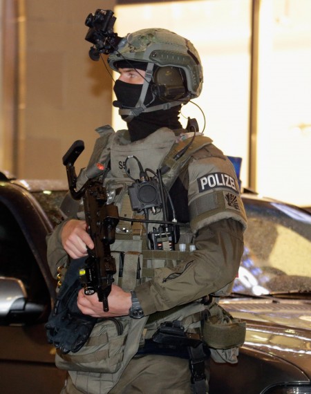 慕尼黑街头荷枪实弹的警卫。(Johannes Simon/Getty Images)