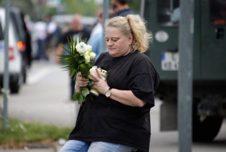 7月23日，慕尼黑的居民给死难者献花。( Joerg Koch/Getty Images)