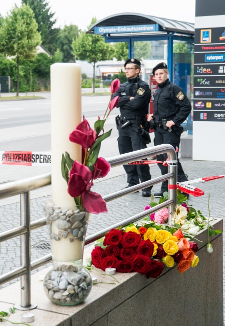 7月23日，慕尼黑的居民给死难者献花。( Joerg Koch/Getty Images)
