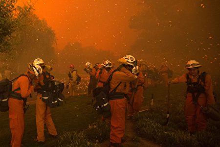 7月24日南加州聖塔克拉瑞塔沙火（Sand Fire）現場。（David McNew/Getty Images）