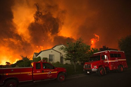 7月24日南加州聖塔克拉瑞塔沙火（Sand Fire）現場。（David McNew/Getty Images）