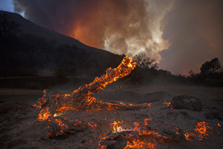 7月25日早晨，聖塔克拉瑞塔沙火（Sand Fire）已延燒33,172英畝﹐使數百間房屋受到了威脅，仍然只有10%得到控制。（David McNew/Getty Images）