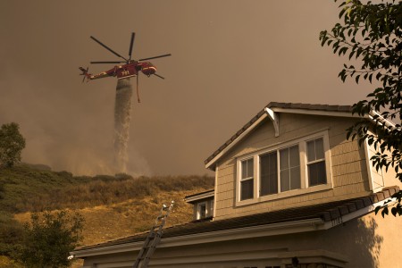 洛杉矶大火，天地为之变色。(David McNew/Getty Images)