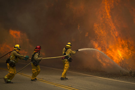 7月24日聖塔克拉瑞塔沙火（Sand Fire）現場，消防隊員在奮戰。（David McNew/Getty Images）