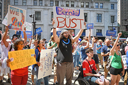 會場外支持桑德斯的群眾。(Jeff J Mitchell/Getty Images)
