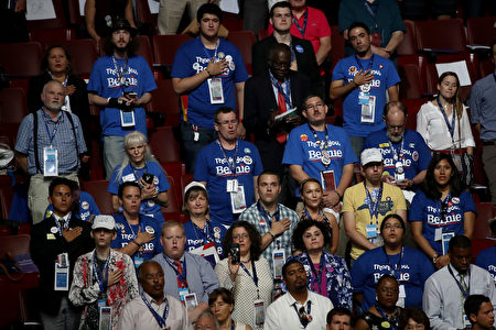 民主黨全代會開幕，會場內到處可見支持桑德斯的代表。(Win McNamee/Getty Images)