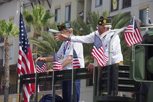 7月4日美國獨立日，美西海岸最大規模的國慶遊行——南加州杭庭頓海灘市（Huntington Beach）遊行盛大舉行。（劉菲/大紀元）