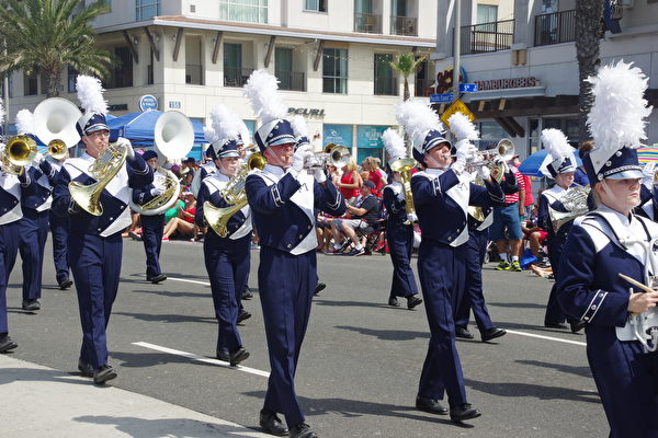 7月4日美國獨立日，美西海岸最大規模的國慶遊行——南加州杭庭頓海灘市（Huntington Beach）遊行盛大舉行。（劉菲/大紀元）