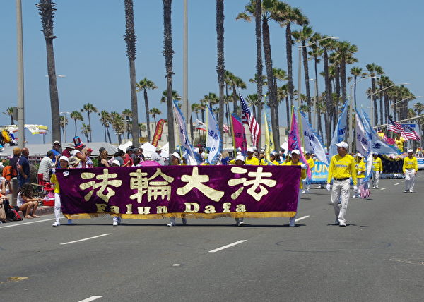 7月4日美國獨立日，法輪功學員參加美西海岸最大規模的國慶遊行——南加州杭庭頓海灘市（Huntington Beach）遊行。（劉菲/大紀元）